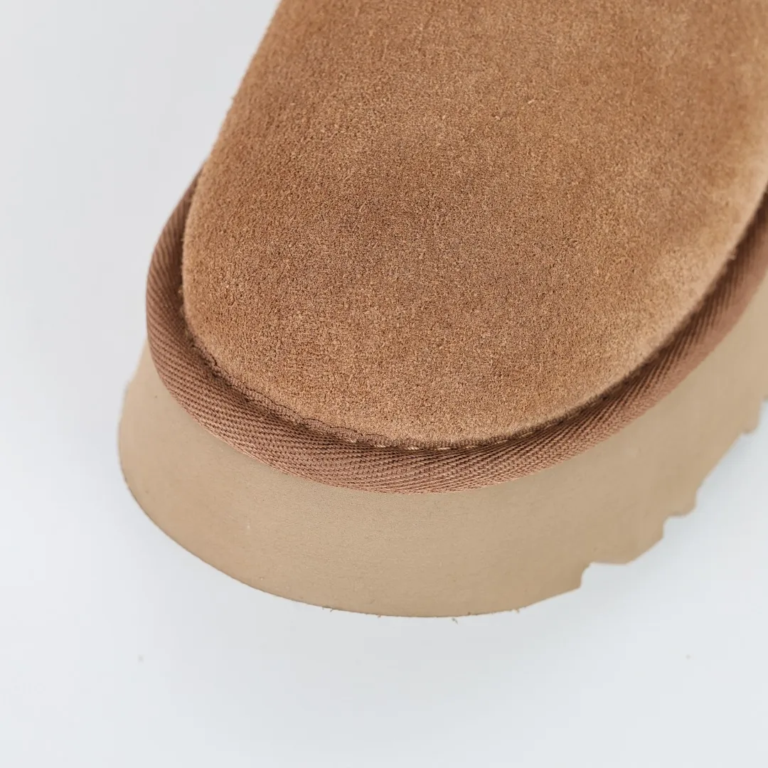 Pick up locally 💰700 Core recommended good price It is a very suitable choice for home furnishings. In the new year, uug launched a series of styles, which are partial to the preferences of young consumers and have also moved to the forefront of fashion trends. Shoe body material: water-repellent coated suede upper, 17 mm UGGPURE™ implantable wool insole, lightweight non-slip and comfortable rubber outsole, with brand LOGO and trademark, with full packaging Size: 35 36 37 38 39 40